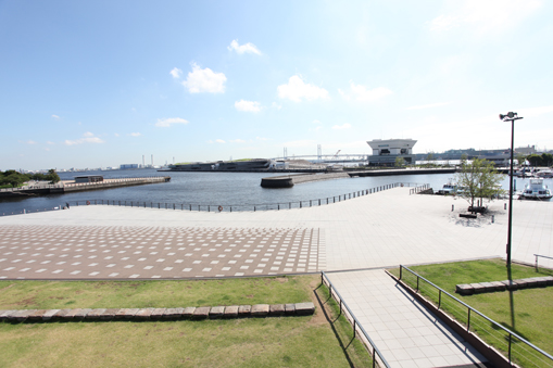 「港を散歩して、風景をきいてみる。それらを発表して、音楽にして持ちかえる。」