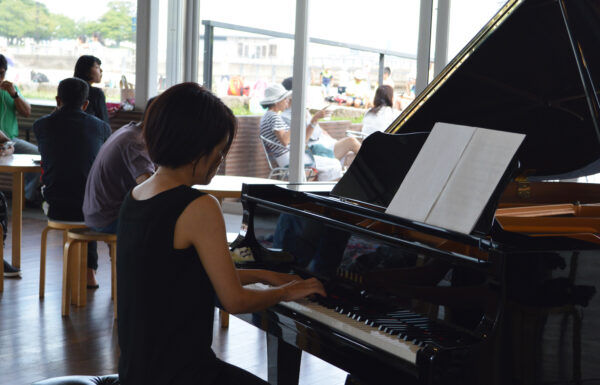 海辺のランチ・ピアノライブ　Rayons