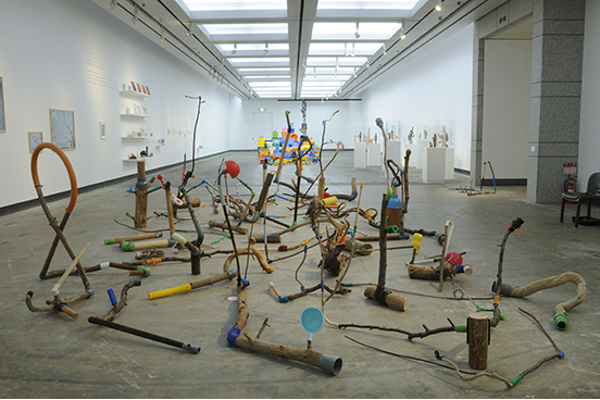 新作公演『あし』関連展示金氏徹平 「からだのためのインスタレーション」