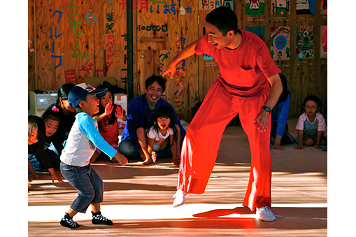 体奏家・新井英夫「ほぐす・つながる・つくる」