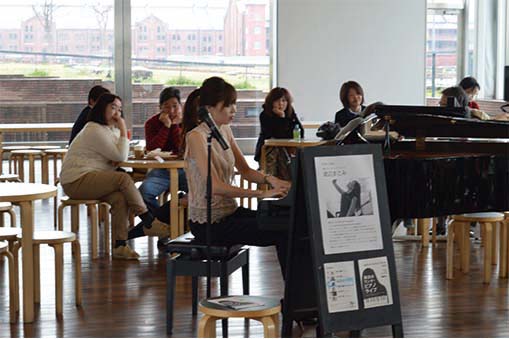 海辺のランチ・ピアノライブ　 渡辺まこみ