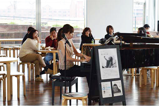 海辺のランチ・ピアノライブ　 渡辺まこみ